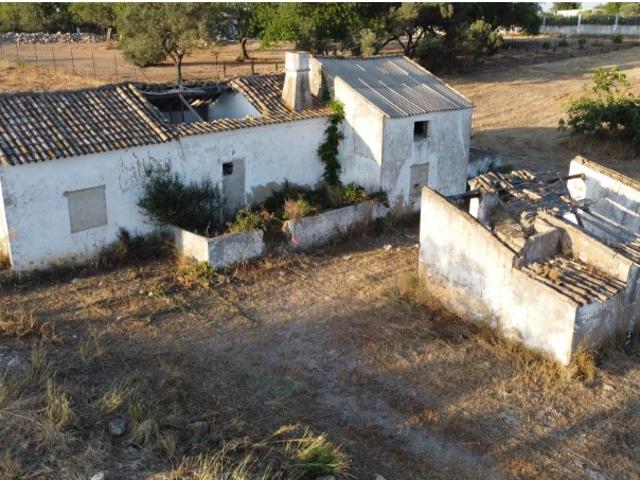 Vende se Ruina inserida num terreno com área de 9320m2 com projeto aprovado