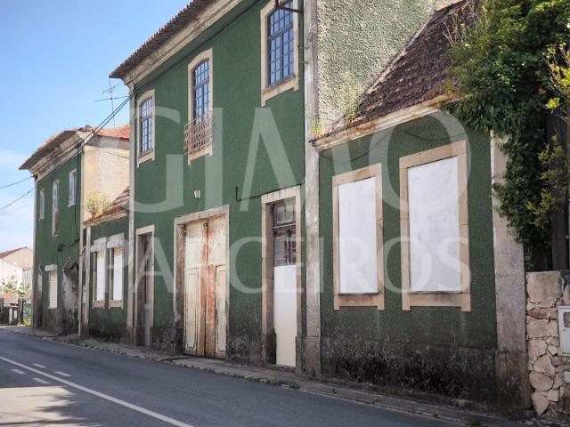 VENDEM SE 2 Moradias T4 e T2+1 com excelente localização