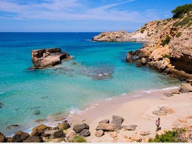 VENDEMOS ADOSADO EN CALA TARIDA