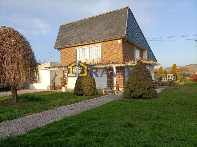 VENDEMOS CHALET EN ZONA CÉNTRICA DE MEDINA DE POMAR, CON AMPLIO TERRENO