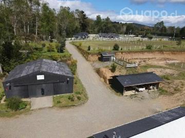 Vendemos galpon en 5000 metros, asolo 12 minutos de valdivia | 4 espacios por clp 10000. 00 en Valdivia