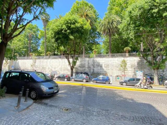 Vendesi monolocale a Napoli via Foria, Sanità