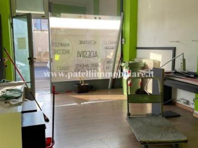VENDESI NEGOZIO CON TRE VETRINE FRONTE STRADA E VARCO PER AUTO