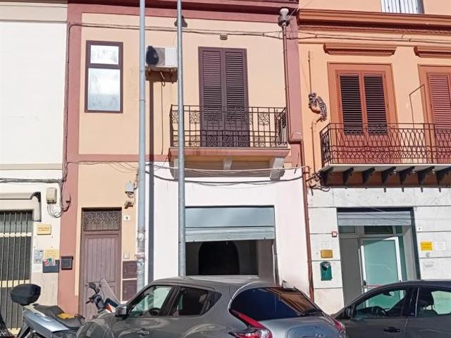 Vendesi Negozio Cat. C/1 in Piazza San Lorenzo