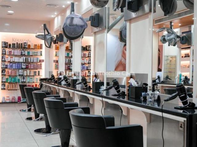 Vendesi attivit di parrucchiera ben avviata