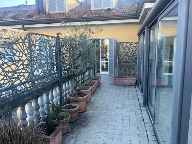 Vendesi attico a Milano, Quadronno Crocetta