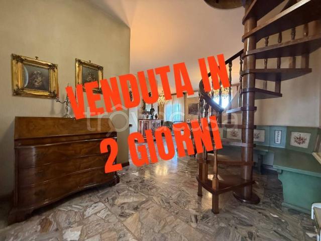 Vendesi attico a Carpi, Ospedale