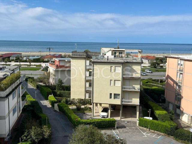 Vendesi attico a Viareggio