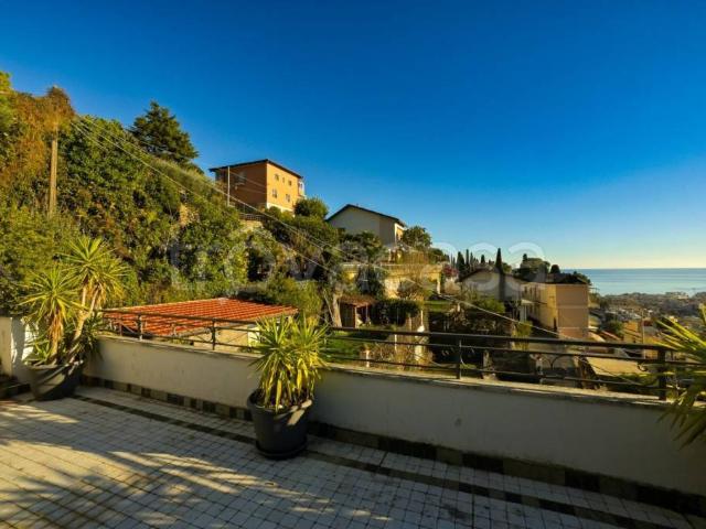 Vendesi attico ad Alassio via Adelasia