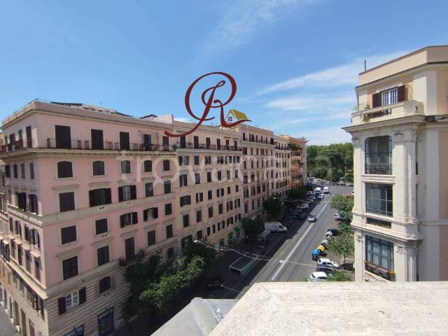 Vendesi attico/mansarda a Roma, Esquilino