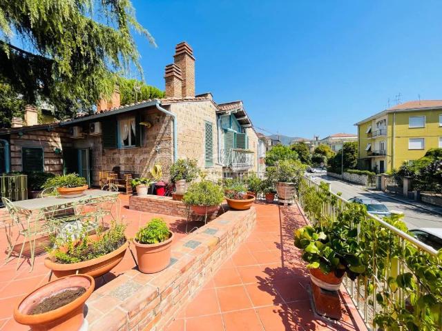 Vendesi attico/mansarda a Terni via Giovanni Verga, Centro città
