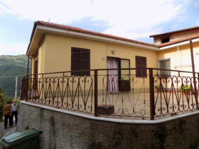 VENDESI A CONIO CASETTA AUTONOMA CON TERRAZZO E GARAGE, IN ORDINE