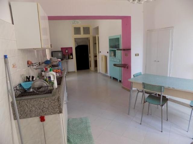 VENDESI A PONTEDASSIO, NEL CENTRO, VICINO ALLA CHIESA, APPARTAMENTO DI 5 VANI E GRANDE TERRAZZO, ABITABILE