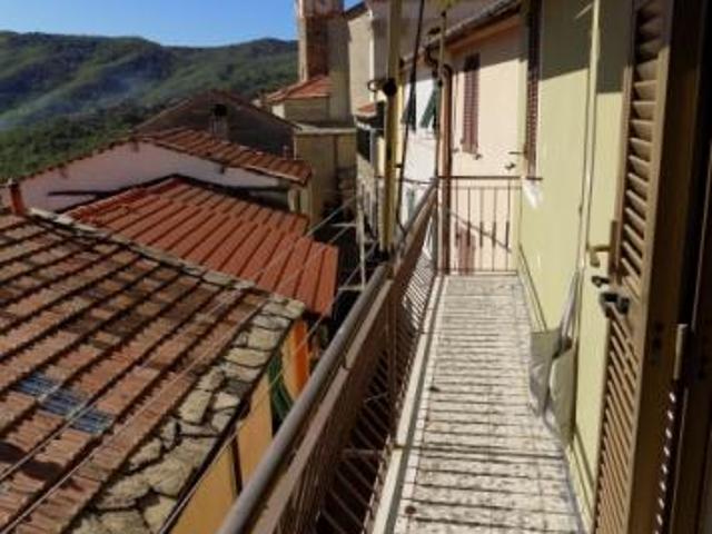 VENDESI AD AURIGO CASA DA CIELO A TERRA, IN CENTRO PAESE CON DUE ALLOGGI E CANTINE