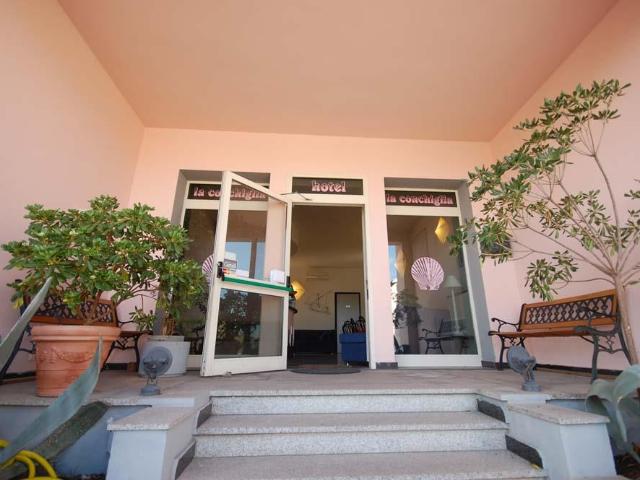 Vendesi Albergo A La Maddalena 300m² La Maddalena