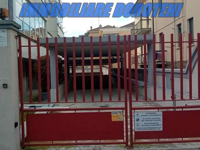 VENDESI AMPIO BOX DI MQ 34