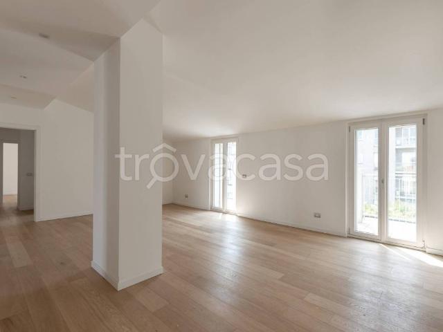 Vendesi appartamento a Milano, Repubblica