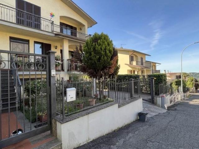 Vendesi villa a schiera a Montefiascone via Asinello