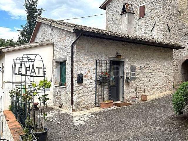 Vendesi appartamento a Montesanto, Sellano