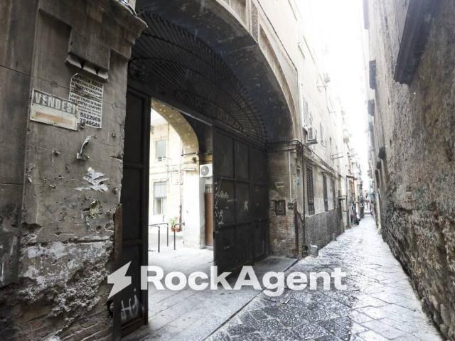 Vendesi appartamento a Napoli, Tribunali