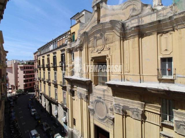 Vendesi appartamento a Napoli via Chiatamone, Santa Lucia