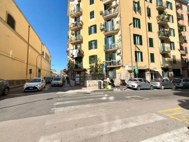 Vendesi appartamento a Napoli via Belvedere, Vomero