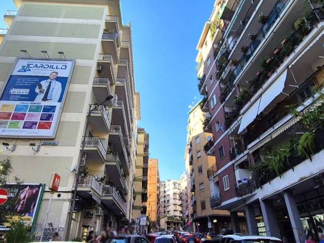 Vendesi appartamento a Napoli via Giulio Palermo, Rione Alto