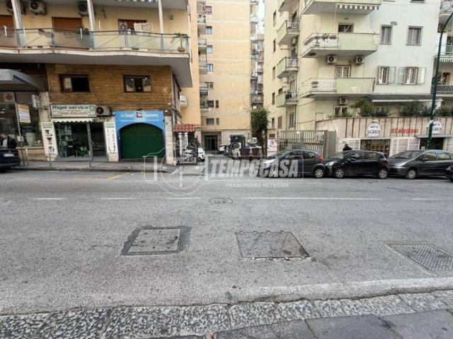 Vendesi appartamento a Napoli via Domenico Fontana, 58, Arenella