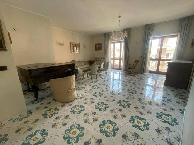 Vendesi appartamento a Napoli via San Domenico, Vomero