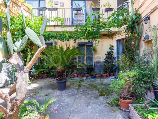 Vendesi appartamento a Napoli, Chiaia