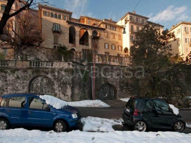 Vendesi appartamento a Bergamo, Città Alta