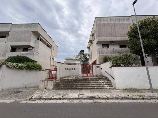 Vendesi appartamento a Brindisi via Ruggero Flores, 2, Casale Materdomini