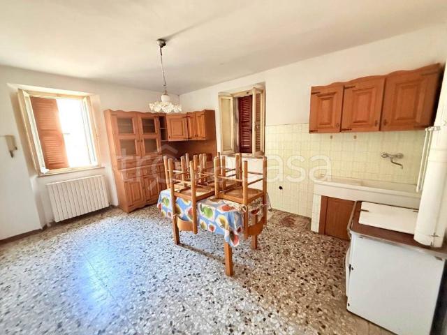 Vendesi appartamento a Canavaccio, Urbino