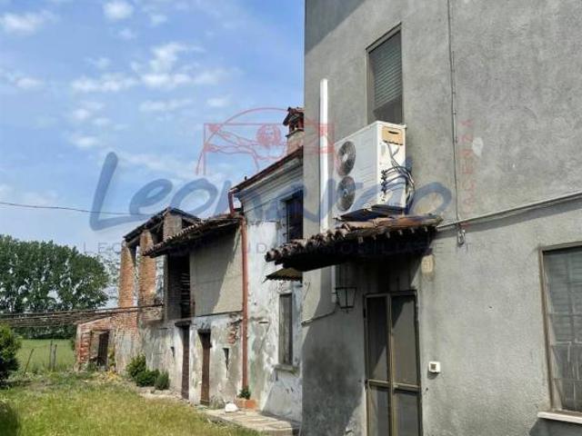 Vendesi casa indipendente a Casaliggio, Gragnano Trebbiense