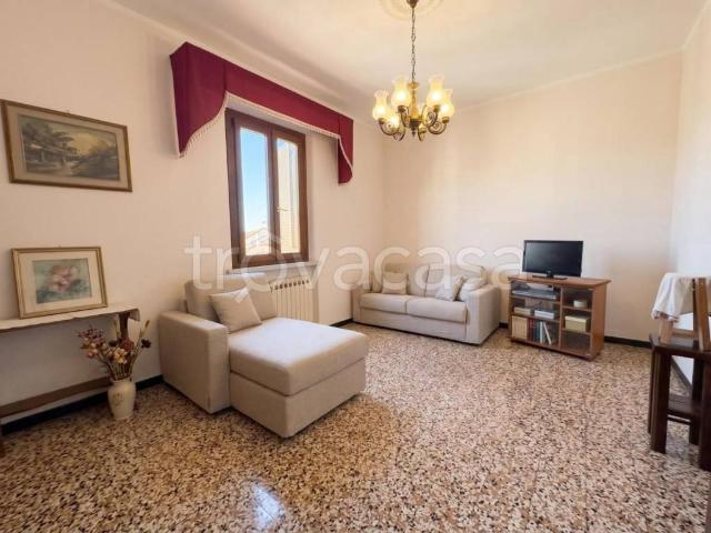 Vendesi appartamento a Cecina