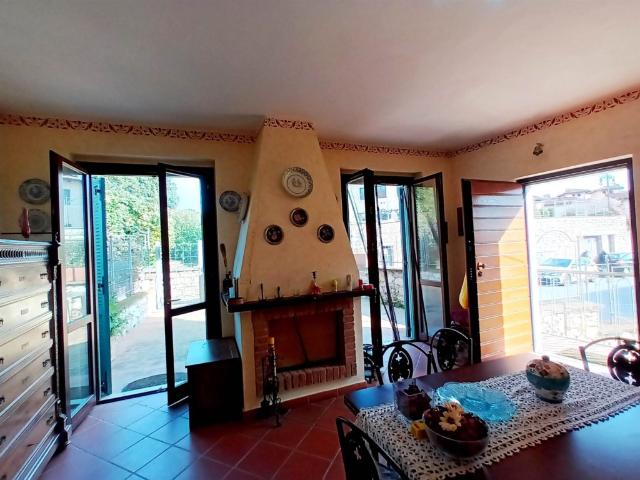 Vendesi appartamento a Cetona
