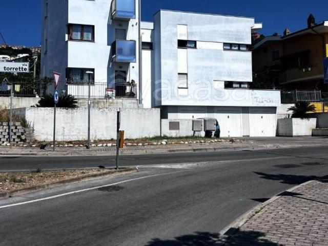 Vendesi appartamento a Città Sant'Angelo via Torrette, 86