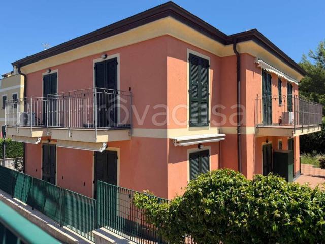 Vendesi appartamento a Diano Castello via Diano San Pietro, 77