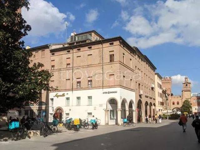 Vendesi appartamento a Ferrara, Centro Storico