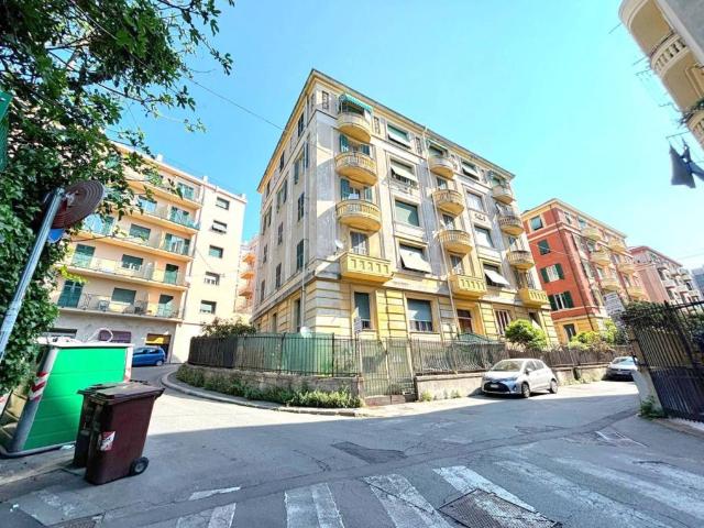 Vendesi appartamento a Genova, Sestri Ponente