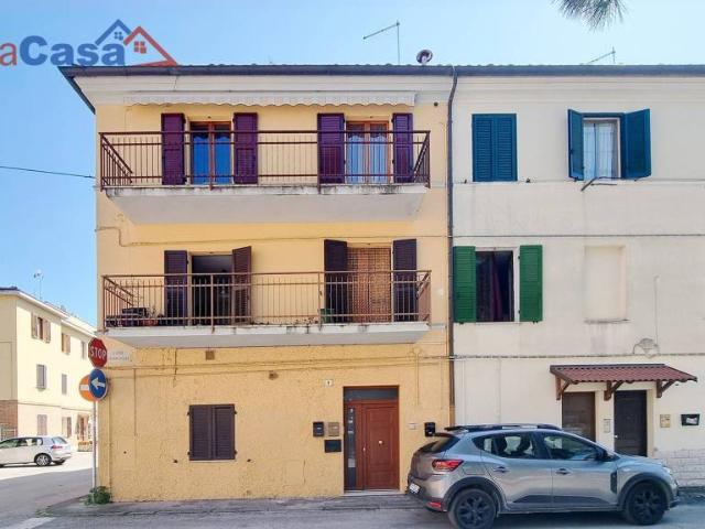 Vendesi appartamento a Jesi largo Grammercato, 8, Gallodoro Prato