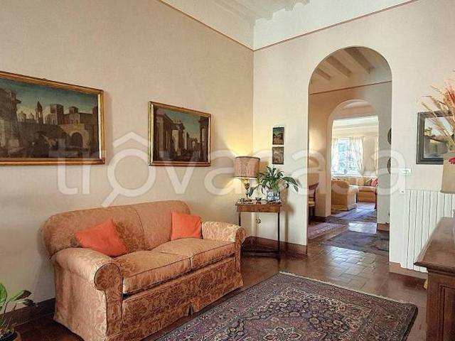 Vendesi appartamento a Lucca via dell'Anfiteatro, Piazza Anfiteatro Torre Guinigi