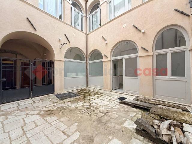 Vendesi appartamento a L'Aquila via Pretatti, 35, Duomo Fontana Luminosa