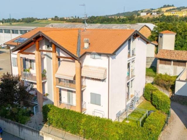 Vendesi appartamento a Lesignano de' Bagni, Bassa