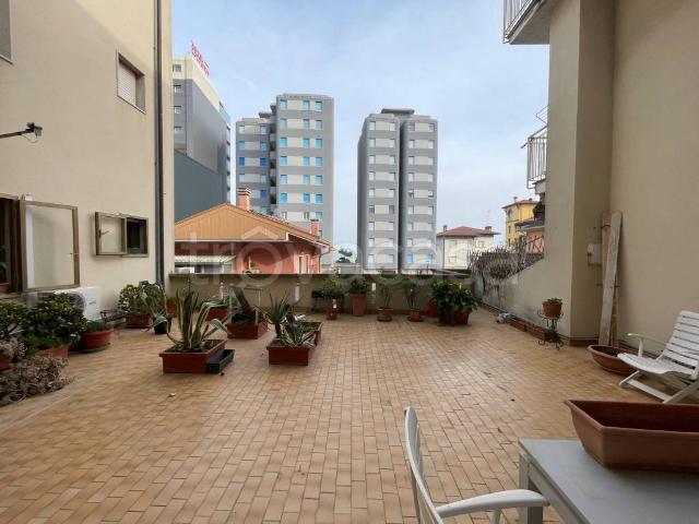 Vendesi appartamento a Lignano Sabbiadoro via Udine, 30