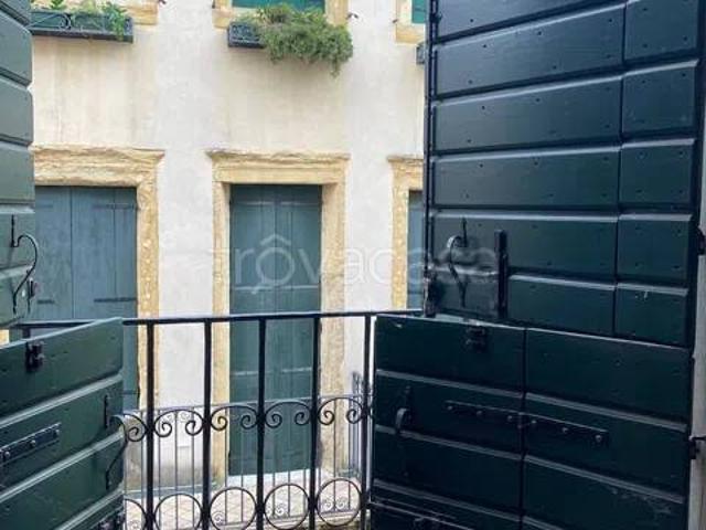 Vendesi appartamento a Padova via Daniele Manin, Piazze Duomo