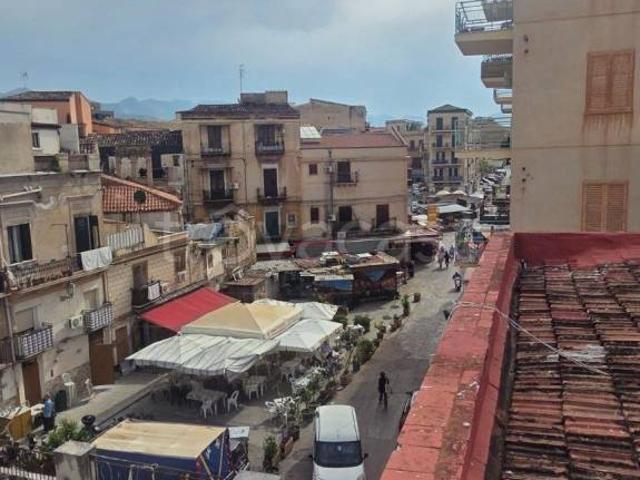 Vendesi appartamento a Palermo via delle Case Nuove, 41, Cassaro