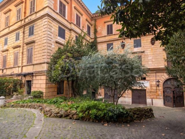Vendesi appartamento a Roma piazza di Monte Savello, Ghetto Portico d'Ottavia