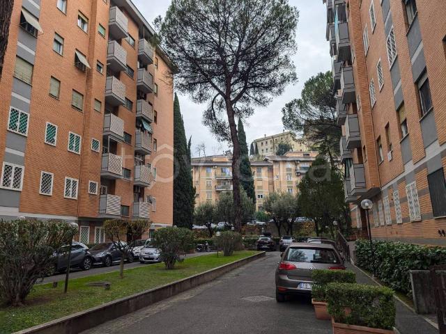 Vendesi appartamento a Roma via Angelo Emo, Valle Aurelia