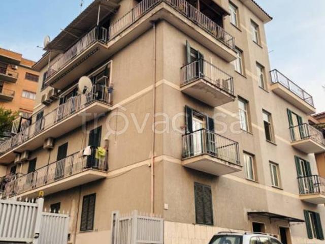 Vendesi appartamento a Roma via Careggine, 37, Trullo Colle del Sole